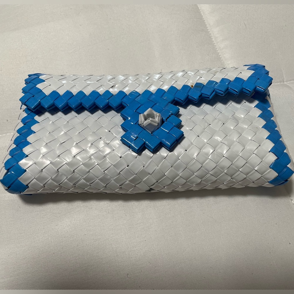 Recycle chip bag clutch